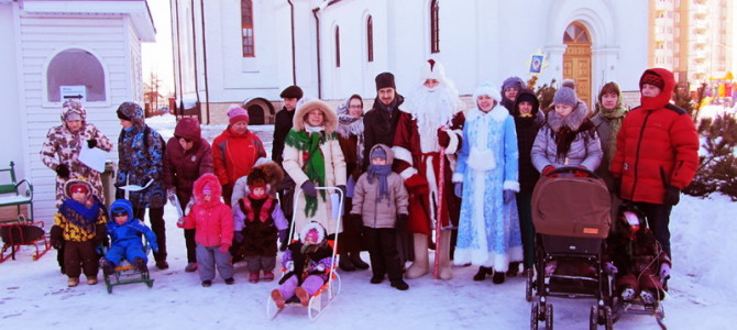 Колядки в пос. Развилка с участием православного детского сада «Журавушка»